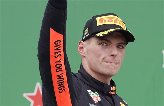 Max Verstappen z týmu Red Bull na stupních vítz po Velké cen Brazílie...