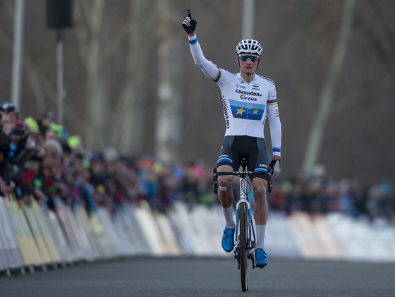 NÁVRAT KRÁLE SE BLÍÍ. 3. listopadu se Mathieu van der Poel vrátí k cyklokrosu.