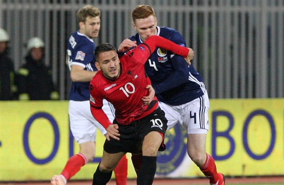Rey Manaj z Albánie (vpředu) si kryje míč před  Davidem Batesem ze Skotska.