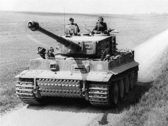 Nmecký tank PzKpf VI Tiger II z 503. tkého tankového oddílu. Tyto tanky mly výkonnou výzbroj a pancéování, avak kvli vysoké spoteb a poruchovosti mly problém udret je v bojeschopném stavu, zvlát na konci války. Na sklonku války napíklad ust