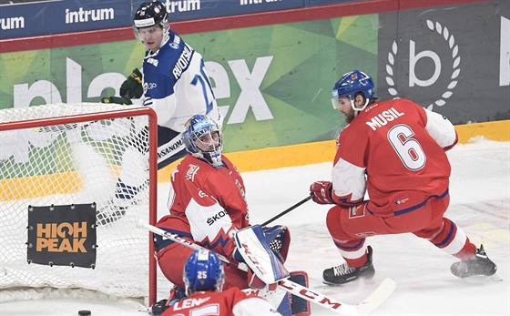 Patrik Bartošák v české bráně inkasuje gól v utkání proti Finsku.
