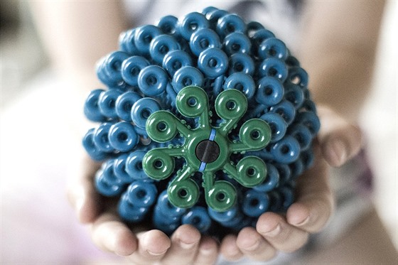Plastové koule Cora Ball zachytávají volná vlákna v automatických prakách.