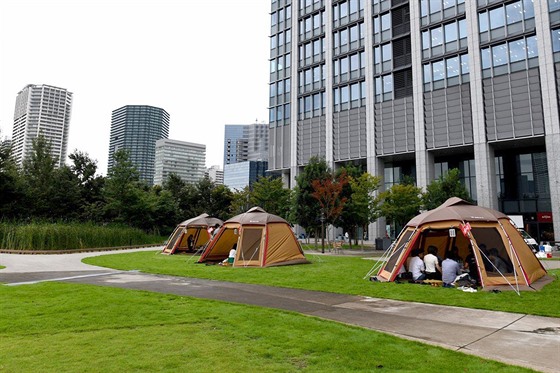 Stanové kanceláe v paríku pímo pod mrakodrapy v japonském Tokiu.