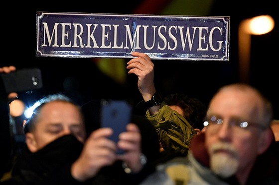 Návtvu Merkelové v Chemnitzu doprovázela demonstrace jejích odprc...