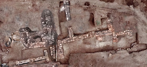 etí archeologové objevili perky, desítky mincí a zbytky dom v místech, v...