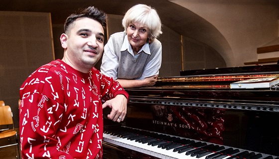 Pianista Tomá Kao se svou profesorkou Noemi Zárubovou