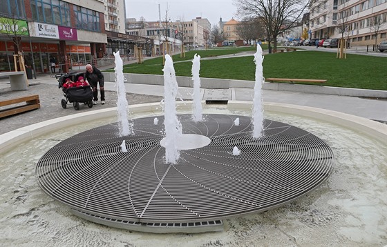 Nově opravené Smetanovo náměstí v Havlíčkově Brodě je plné zeleně a vody. V...