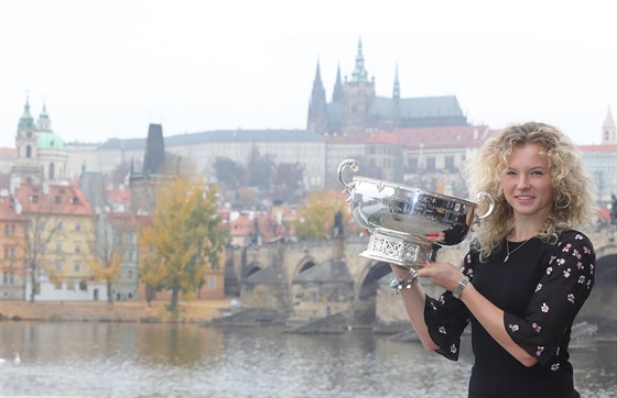 Kateina Siniaková s vítznou trofejí Fed Cupu.
