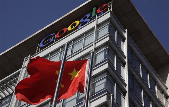 Čínská vlajka před budovou firmy Google v Pekingu v roce 2010