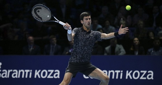 Srbský tenista Novak Djokovi v duelu s Amerianem Johnem Isnerem.