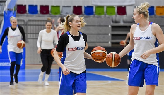 Basketbalistky Julia Reisingerová (vpravo) a Kristýna Brabencová.na tréninku...