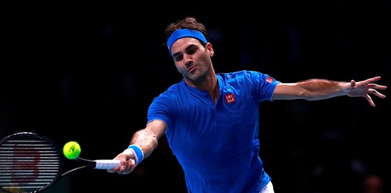 výcarský tenista Roger Federer v duelu s  Dominicem Thiemem z Rakouska.