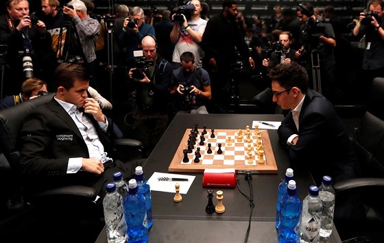 Magnus Carlsen (vlevo) a Fabiano Caruana v duelu o titul mistra svta.