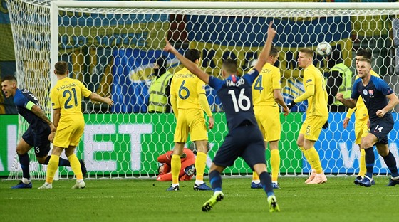 Slovenský fotbalista Albert Rusnák slaví gól zápase s Ukrajinou.