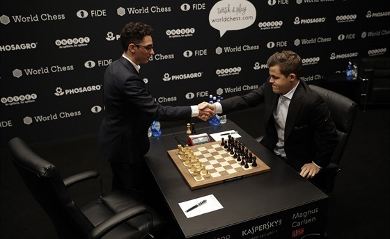 Magnus Carlsen (vpravo) a Fabiano Caruana zahájili boj o titul achového mistra...