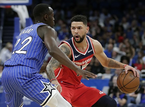 Austin Rivers (vpravo) z Washingtonu útoí kolem Jeriana Granta z Orlanda.