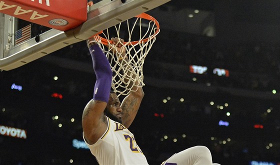 LeBron James se houpe na obrouce, práv rozhodl o výhe Lakers nad Atlantou.