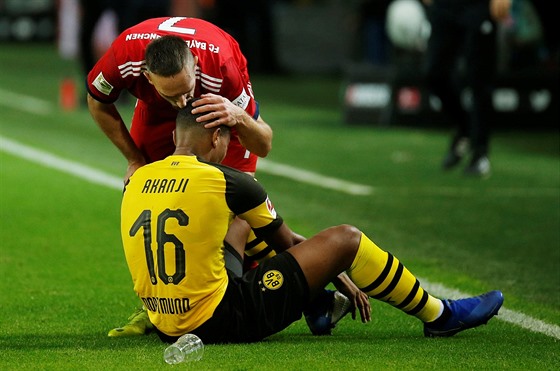 Franck Ribery z Bayernu Mnichov vlepil bhem duelu s Borussií Dortmund polibek...