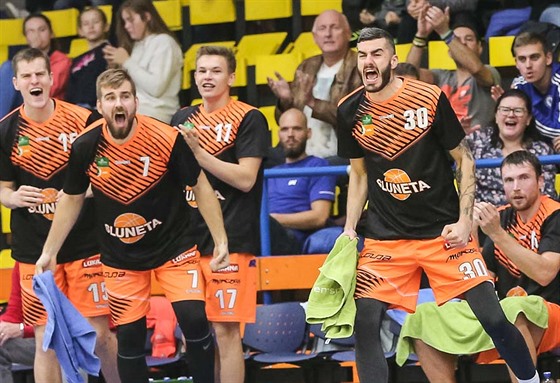 Ústetí basketbalisté se radují bhem duelu s Olomouckem.