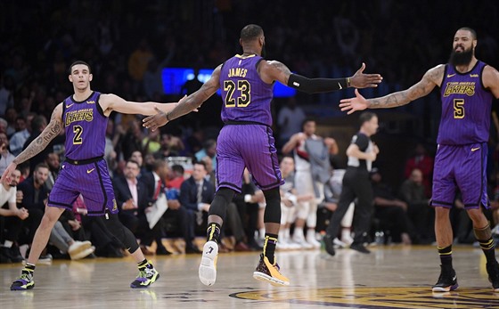 LeBron James oslavuje povedenou akci se spoluhrái z LA Lakers, vlevo Lonzo...