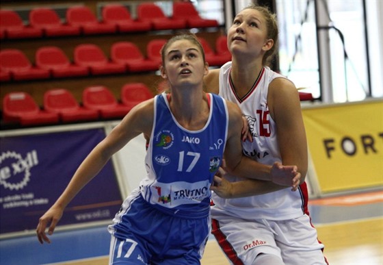 Trutnovská basketbalistka Dominika Vaáková (vlevo) v souboji s Michaelou...