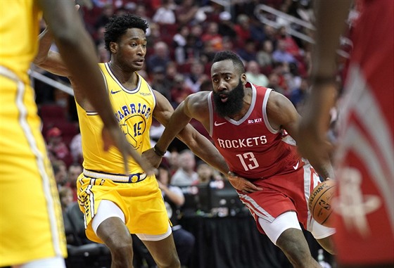 James Harden (13) z Houstonu najídí ke koi Golden State kolem Damiana Jonese...