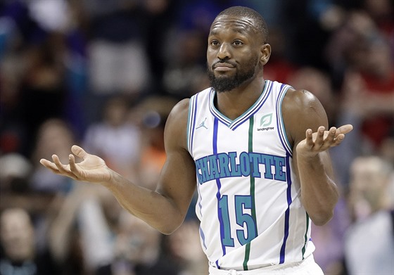 Kemba Walker oslavuje svou trefu proti Philadelphii.