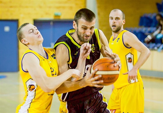 ZASE NA DERBY. V první basketbalové lize se diváci mohou i v nadcházející sezon tit na jihoeské derby. Domácí Jindichv Hradec (ve lutém) pivítá na své palubovce Písek 1. listopadu.