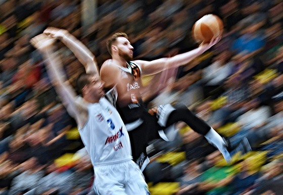 Dínský basketbalista David ikla (vlevo) se snail bránit Martina Kíe z...