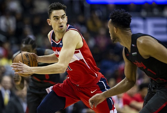 Tomá Satoranský (vlevo) z Washingtonu bránný Evanem Turnerem z Portlandu.