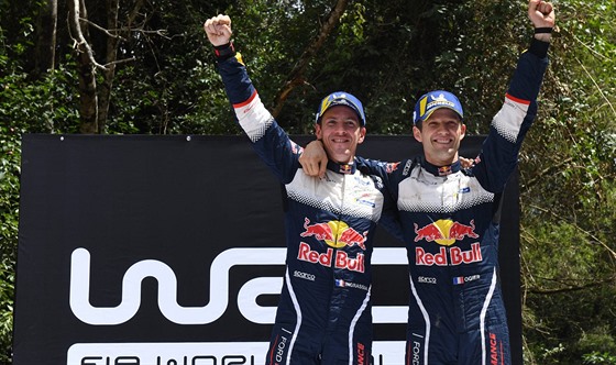 Sébastien Ogier (vpravo) slaví celkový triumf v mistrovství světa v rallye.