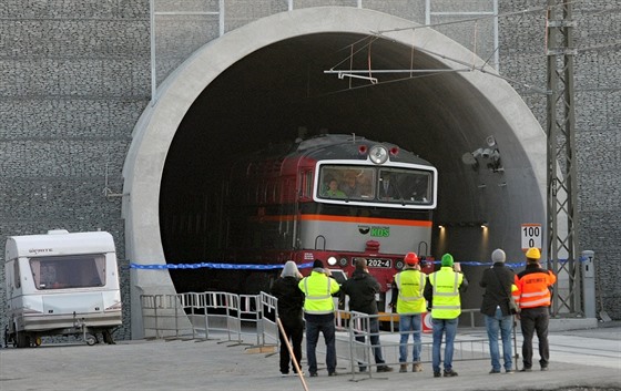Bezpečnost v nejdelším železničním tunelu na okraji Plzně hlídají kamery, čidla a laserové brány. 