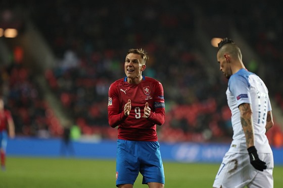 eský kapitán Boek Dokal podporuje spoluhráe bhem zápasu se Slovenskem.