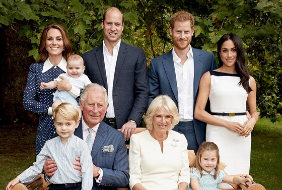 Princ Charles s rodinou na portrétu u příležitosti jeho 70. narozenin, které...