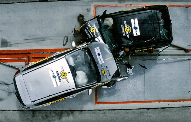 Crashtest aut, které dělí 20 let, ukázal, jak se posunula bezpečnost