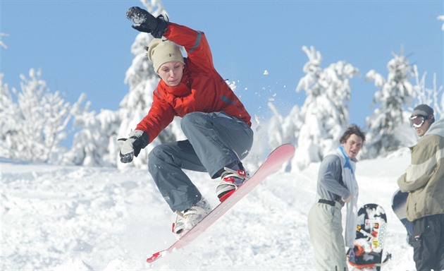 Lyai i snowboardisté si letos na Pustevnách nezajezdí.