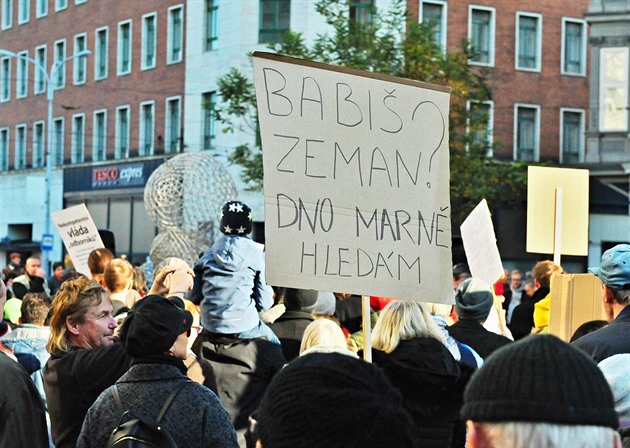 Demonstrace proti Andreji Babiovi na Malinovského námstí v Brn.