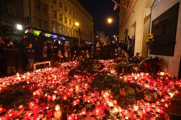 Lidé zapalují svíky pi píleitosti oslav 17. listopadu.