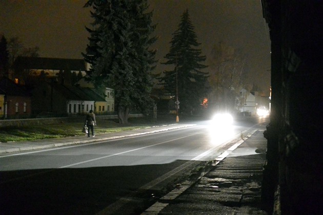 Svitavské ulice se v noci noří do tmy, lampy zřejmě vypíná neznámý pachatel