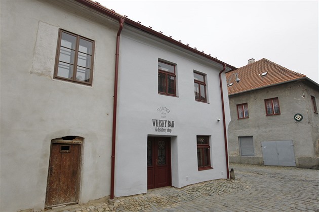 Škoda přes 100 milionů, stovky poškozených. Podvod s investiční whisky míří k soudu