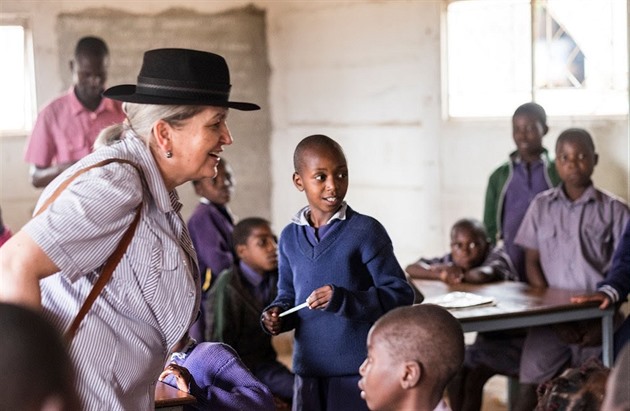 Marie Imbrová pi návtv u kolák v zimbabwské komunit Tengenenge, jim s...