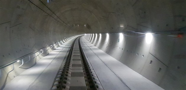 Jízda tunelem oima prvního cestujícího. (16. 11. 2018)