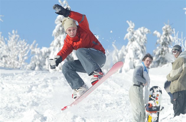 Lyai i snowboardisté si letos na Pustevnách nezajezdí.