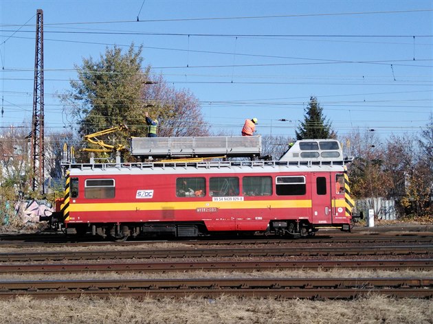 Porucha trakního vedení zastavila vlaky ve Vrovicích