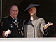 Princ Albert II. Monack a jeho manelka princezna Charlene mvaj z balknu...