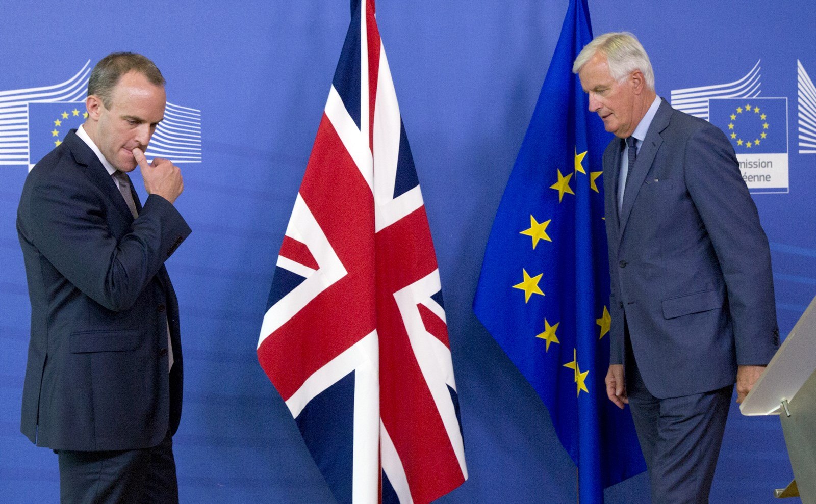 Ministr pro brexit Dominic Raab (vlevo) a �éfvyjednáva� EU pro brexit Michel...