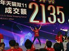 Zamstnankyn spolenosti Alibaba pi oslavách rekordního výdlku. Desátý...