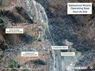 Satelitní snímek z 29. bezna 2018 zachycuje severokorejskou raketovou základnu...