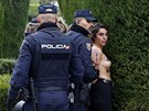 Aktivistky hnutí Femen pi zatení policisty po naruení protestu krajní...