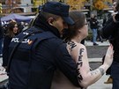 Aktivistky hnutí Femen pi zatení policisty po naruení protestu krajní...